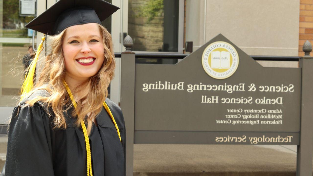 路易斯•蒙哥马利, 2019年bwin体育毕业生, is pictured next to the Science 和 Engineering Building sign on campus in her graduation cap 和 gown.